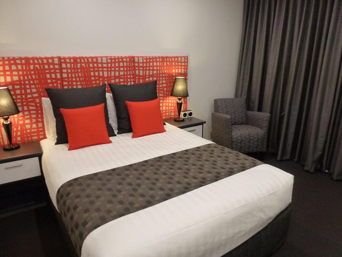 Deluxe Queen at Tower Motor Inn